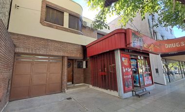 CASA EN VENTA CON IMPORTANTE TERRENO EN GODOY CRUZ