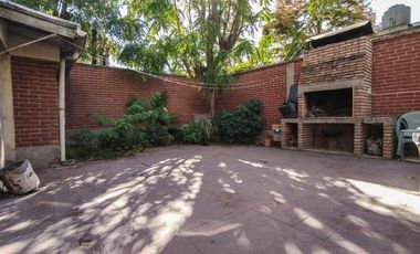 CASA EN VENTA CON IMPORTANTE TERRENO EN GODOY CRUZ