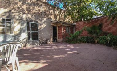 CASA EN VENTA CON IMPORTANTE TERRENO EN GODOY CRUZ