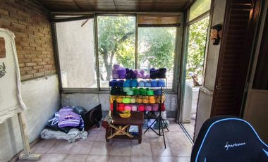 CASA EN VENTA CON IMPORTANTE TERRENO EN GODOY CRUZ