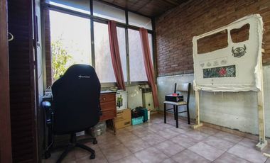 CASA EN VENTA CON IMPORTANTE TERRENO EN GODOY CRUZ