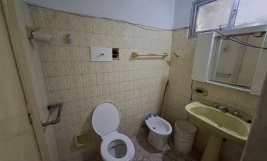 CASA EN VENTA CON JARDIN Y COCHERA - BERAZATEGUI