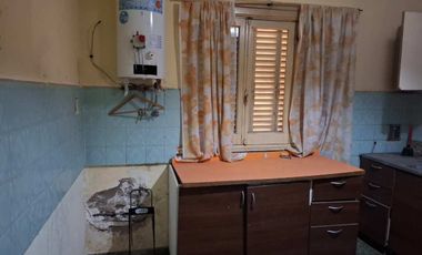 CASA EN VENTA CON JARDIN Y COCHERA - BERAZATEGUI
