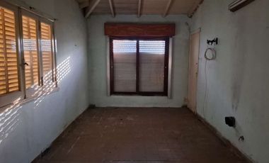 CASA EN VENTA CON JARDIN Y COCHERA - BERAZATEGUI