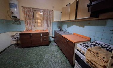 CASA EN VENTA CON JARDIN Y COCHERA - BERAZATEGUI