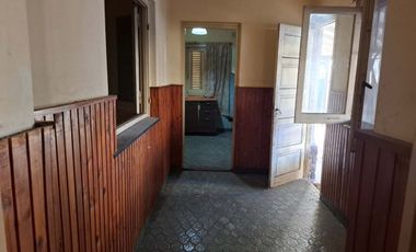 CASA EN VENTA CON JARDIN Y COCHERA - BERAZATEGUI