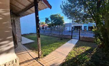 CASA EN VENTA CON JARDIN Y COCHERA - BERAZATEGUI