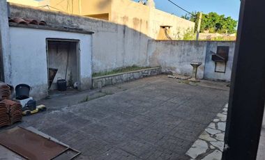 CASA EN VENTA CON JARDIN Y COCHERA - BERAZATEGUI