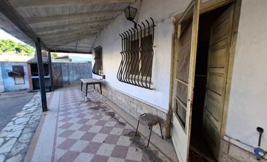 CASA EN VENTA CON JARDIN Y COCHERA - BERAZATEGUI