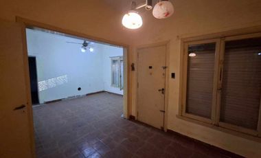 CASA EN VENTA CON JARDIN Y COCHERA - BERAZATEGUI