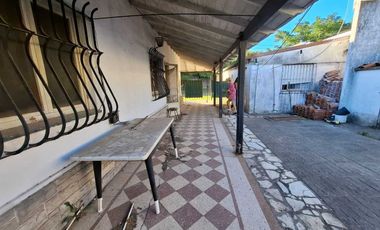 CASA EN VENTA CON JARDIN Y COCHERA - BERAZATEGUI