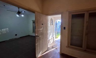CASA EN VENTA CON JARDIN Y COCHERA - BERAZATEGUI