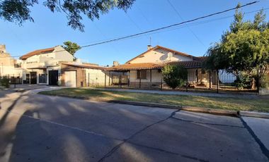 CASA EN VENTA CON JARDIN Y COCHERA - BERAZATEGUI
