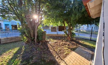 CASA EN VENTA CON JARDIN Y COCHERA - BERAZATEGUI