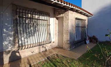 CASA EN VENTA CON JARDIN Y COCHERA - BERAZATEGUI
