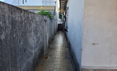 CASA EN VENTA CON JARDIN Y COCHERA - BERAZATEGUI
