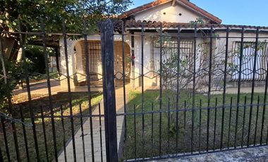 CASA EN VENTA CON JARDIN Y COCHERA - BERAZATEGUI