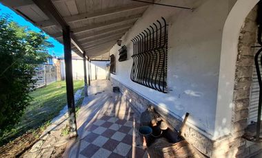 CASA EN VENTA CON JARDIN Y COCHERA - BERAZATEGUI