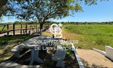 CASA, QUINCHO, PILETA Y BAJADA AL RIO .