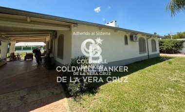 CASA, QUINCHO, PILETA Y BAJADA AL RIO .