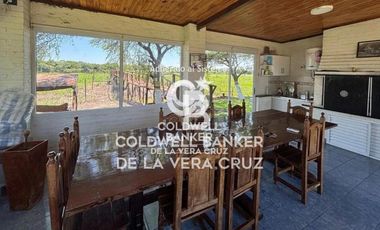 CASA, QUINCHO, PILETA Y BAJADA AL RIO .