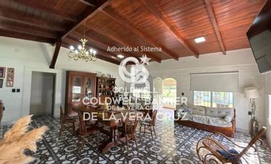CASA, QUINCHO, PILETA Y BAJADA AL RIO .