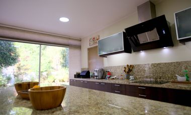 Vendo Casa 470 m2 construidos, 6 Habitaciones, Miraflores