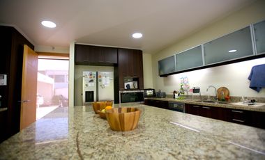 Vendo Casa 470 m2 construidos, 6 Habitaciones, Miraflores