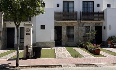 Casa en Renta en Bosques del Dorado II a un lado de Wallmart Via Alta, Alberca, Gym, Canchas