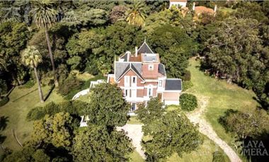 Casa colonial en venta 7 ambientes en Olivos