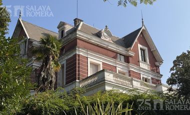Casa colonial en venta 7 ambientes en Olivos