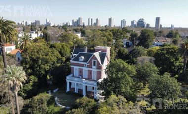Casa colonial en venta 7 ambientes en Olivos