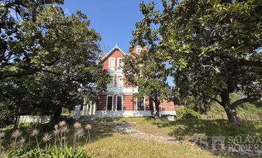 Casa colonial en venta 7 ambientes en Olivos