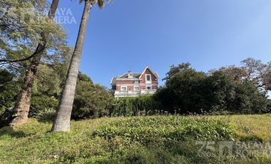 Casa colonial en venta 7 ambientes en Olivos
