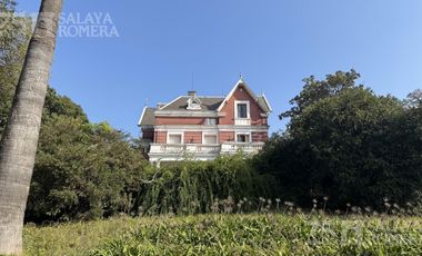 Casa colonial en venta 7 ambientes en Olivos