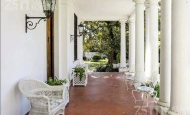 Casa colonial en venta 7 ambientes en Olivos