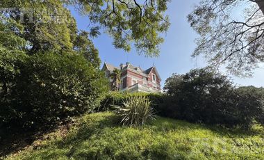Casa colonial en venta 7 ambientes en Olivos