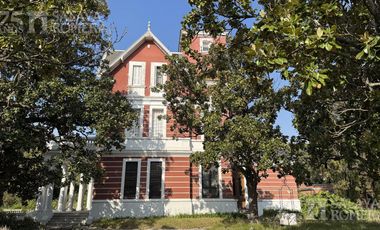 Casa colonial en venta 7 ambientes en Olivos