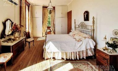 Casa colonial en venta 7 ambientes en Olivos