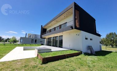 Alquiler exclusiva Casa  en Área 60 | Pileta, Quincho y Parque