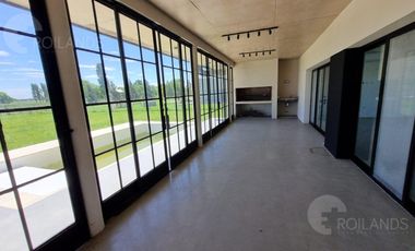 Alquiler exclusiva Casa  en Área 60 | Pileta, Quincho y Parque