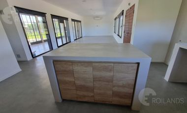 Alquiler exclusiva Casa  en Área 60 | Pileta, Quincho y Parque