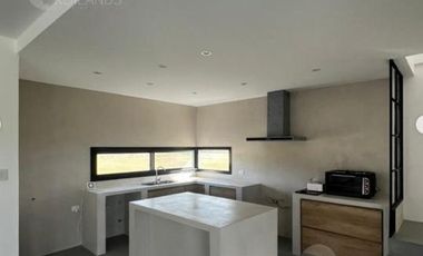 Alquiler exclusiva Casa  en Área 60 | Pileta, Quincho y Parque