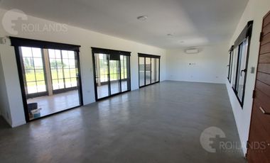 Alquiler exclusiva Casa  en Área 60 | Pileta, Quincho y Parque