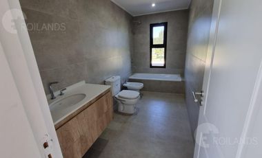 Alquiler exclusiva Casa  en Área 60 | Pileta, Quincho y Parque