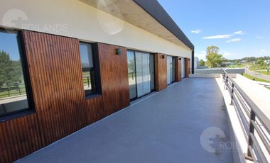 Alquiler exclusiva Casa  en Área 60 | Pileta, Quincho y Parque