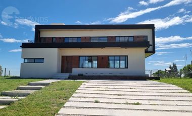 Alquiler exclusiva Casa  en Área 60 | Pileta, Quincho y Parque