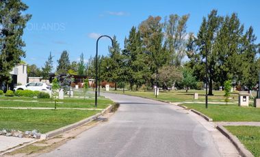 Alquiler exclusiva Casa  en Área 60 | Pileta, Quincho y Parque