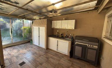 Lista para mudarse: casa refaccionada con jardín, pileta y gran suite en PA