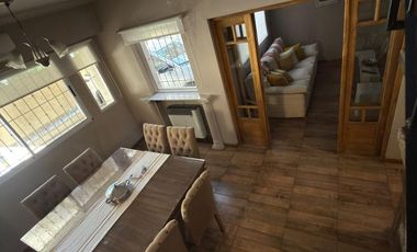 Lista para mudarse: casa refaccionada con jardín, pileta y gran suite en PA